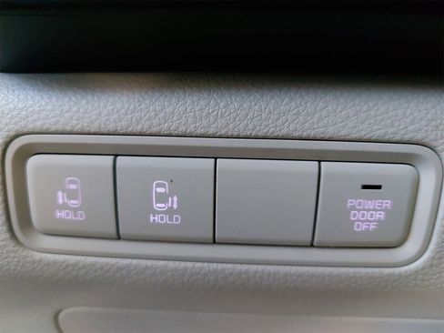 Used 2024 Kia Carnival LX image 31