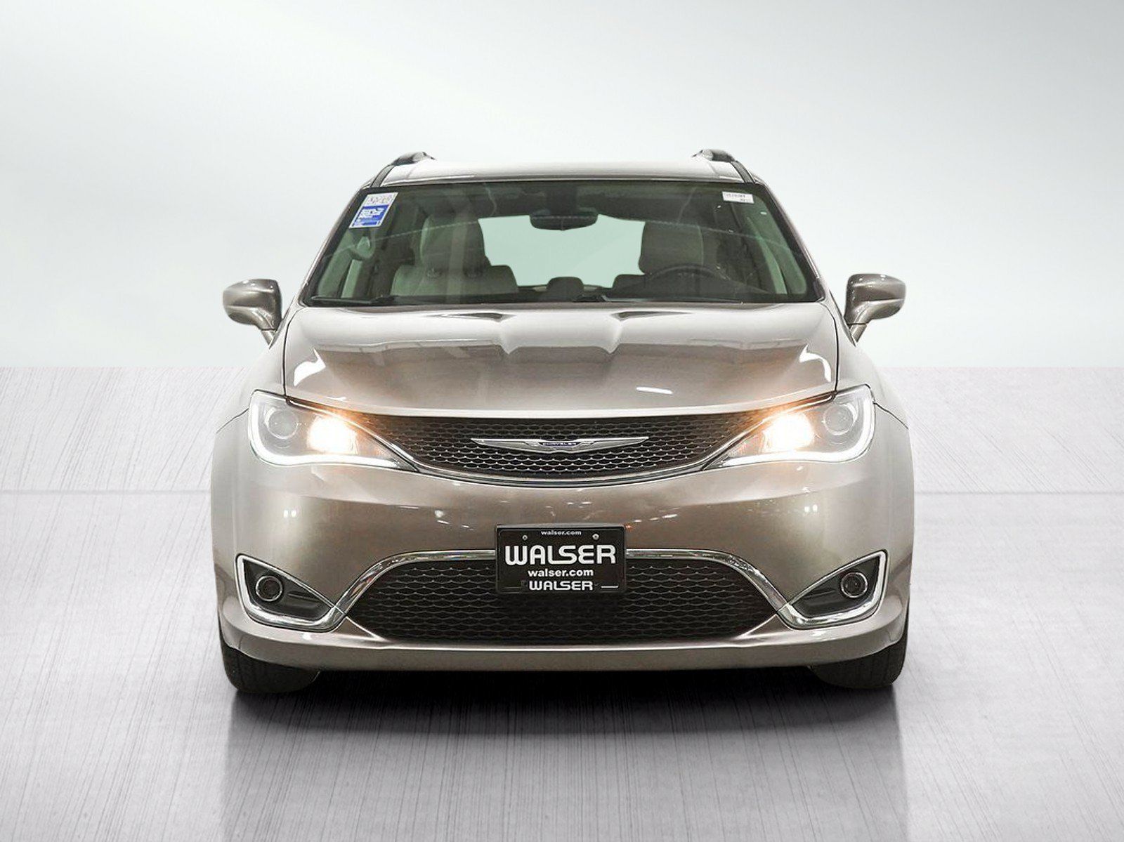 Used 2017 Chrysler Pacifica Touring-L w/ Tire & Wheel Group FWD image 8
