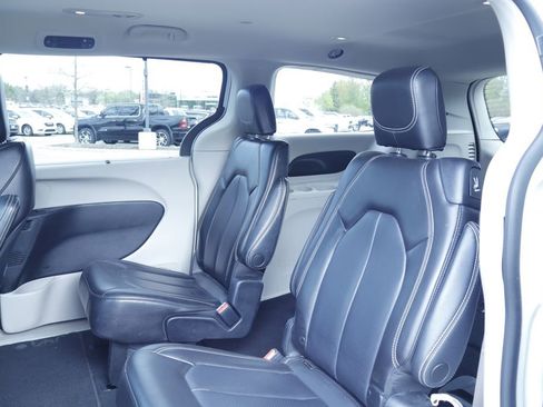 Certified 2023 Chrysler Pacifica Touring-L FWD image 16