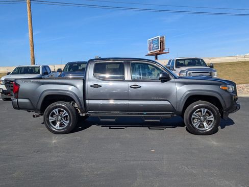Used 2019 Toyota Tacoma TRD Off-Road image 2
