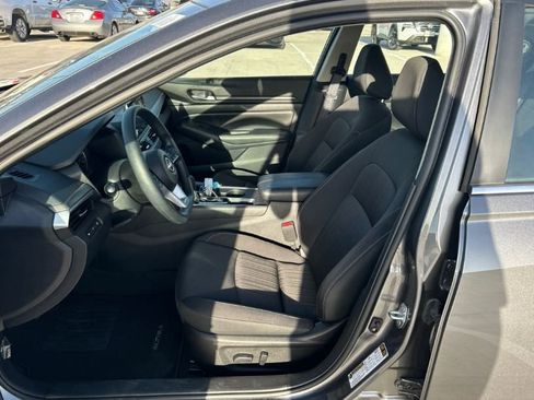 Used 2025 Nissan Altima 2.5 SV image 5