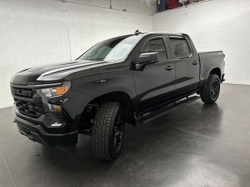 Used 2022 Chevrolet Silverado 1500 Custom w/ LPO, Dark Essentials Package AWD/4WD image 4