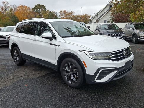 Used 2022 Volkswagen Tiguan SE w/ Panoramic Sunroof Package image 3