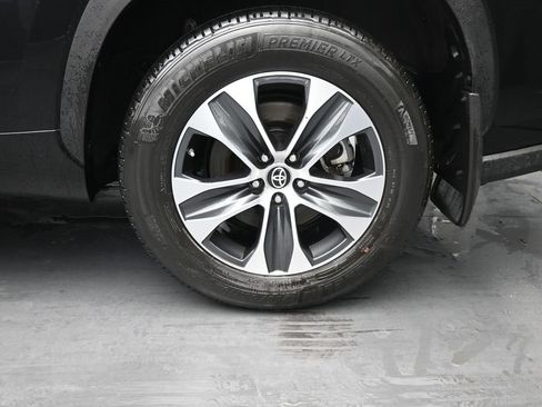 Used 2023 Toyota Highlander XLE image 11