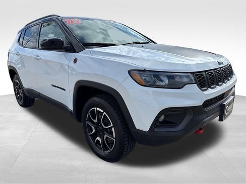 Used 2025 Jeep Compass Trailhawk AWD/4WD image 7