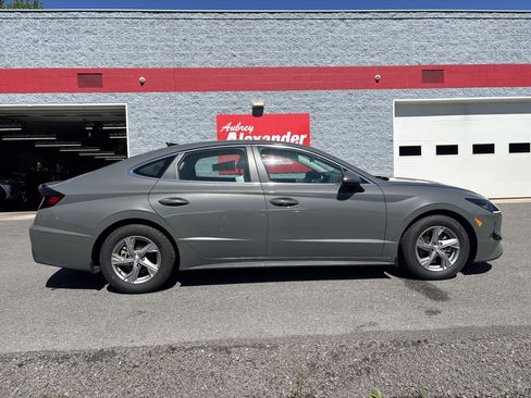 Used 2023 Hyundai Sonata SE FWD image 2