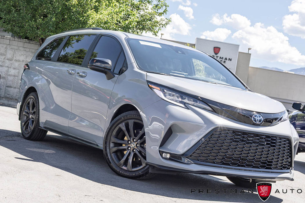 Used 2025 Toyota Sienna XSE FWD image 1