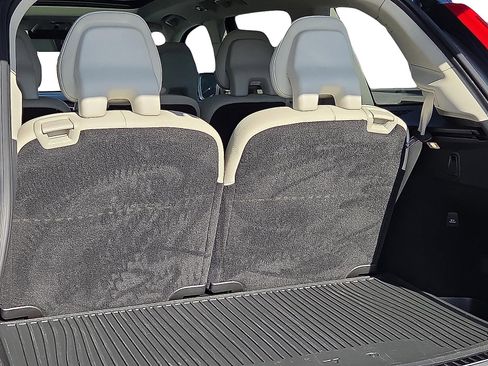 Used 2021 Volvo XC90 T6 Momentum w/ Advanced Package image 9