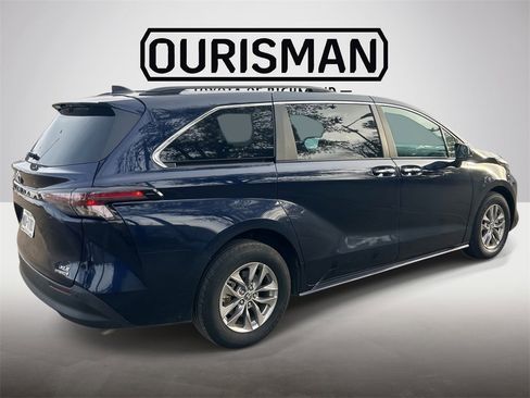 Certified 2024 Toyota Sienna XLE image 3