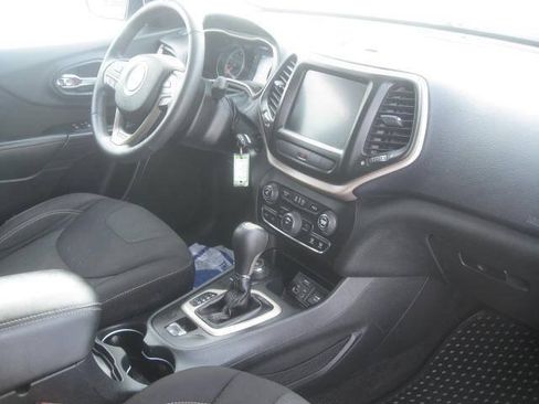 Used 2015 Jeep Cherokee Latitude w/ Cold Weather Group AWD/4WD image 20
