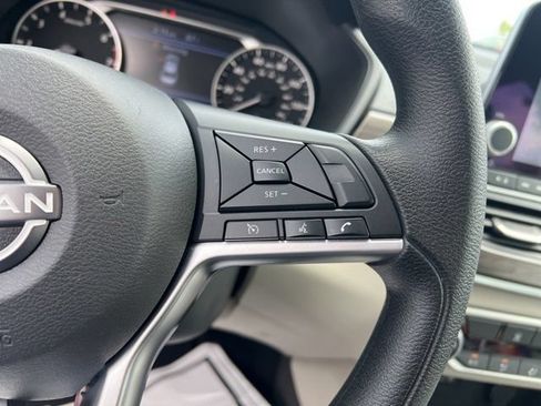Used 2025 Nissan Altima 2.5 SV FWD image 15