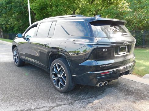 Used 2025 Chevrolet Traverse High Country w/ LPO, Illumination Package FWD image 3