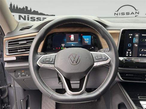 Used 2025 Volkswagen Atlas SE AWD/4WD image 15