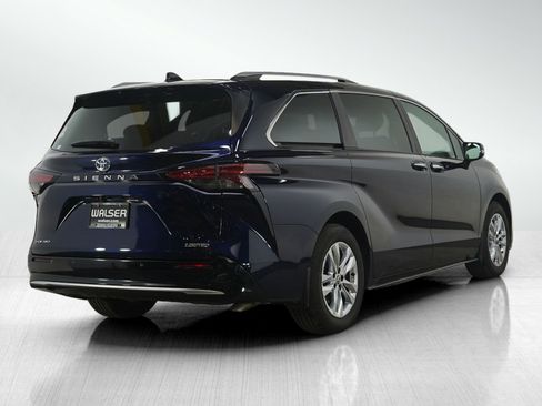 Used 2025 Toyota Sienna Limited image 5