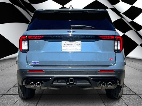 Used 2025 Ford Explorer ST image 4