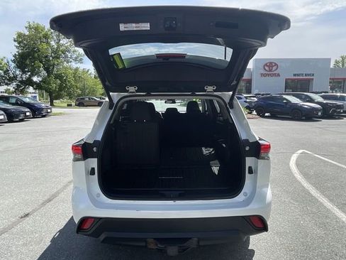 Used 2021 Toyota Highlander LE AWD/4WD image 24