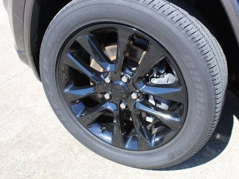 Used 2021 Jeep Grand Cherokee Laredo X image 3