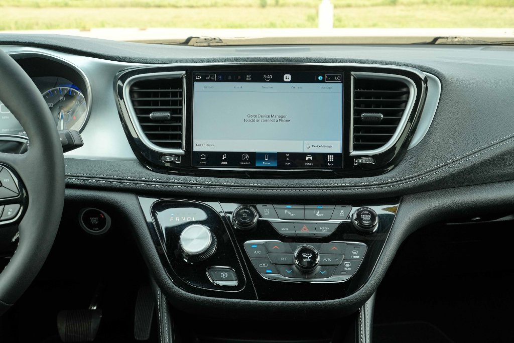 Used 2025 Chrysler Pacifica Limited FWD image 30