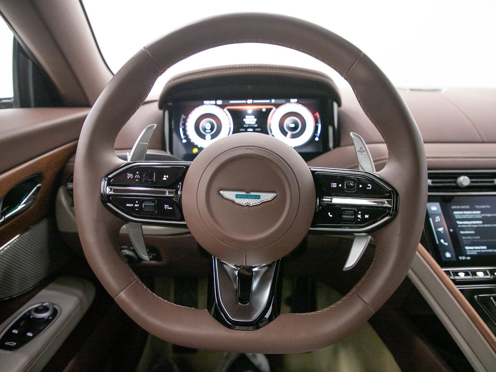 Used 2025 Aston Martin DB12 Coupe RWD image 16