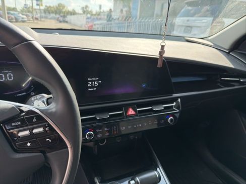 Used 2023 Kia Niro EX image 11