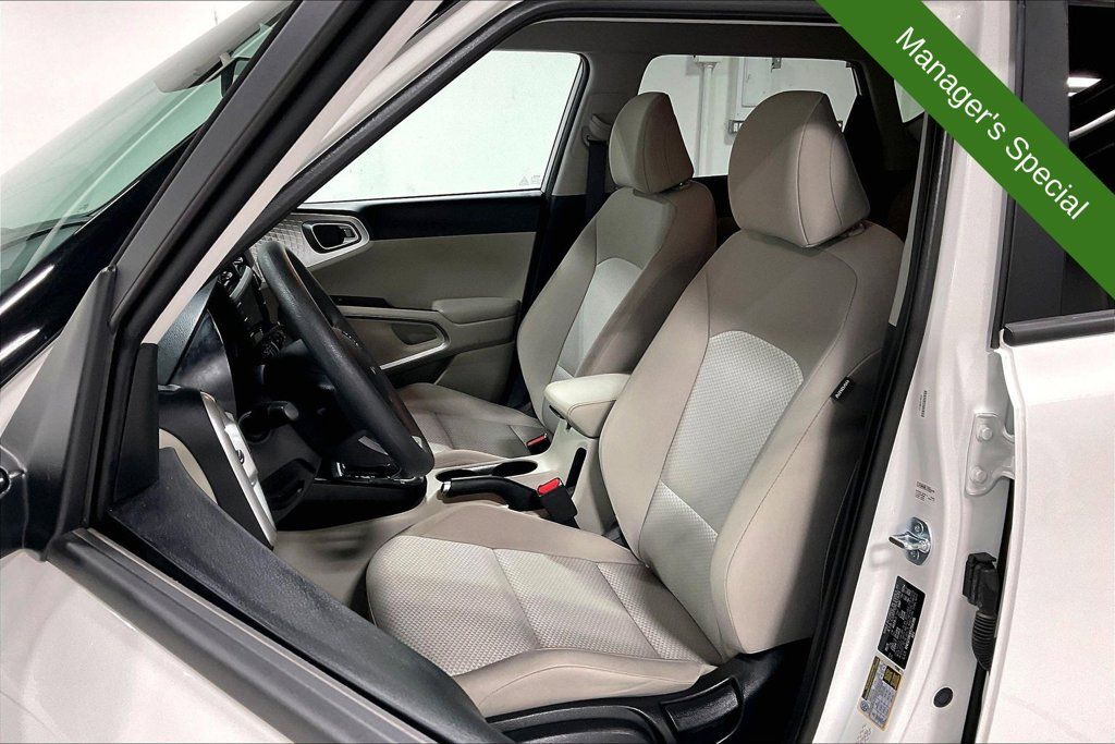 Used 2025 Kia Soul LX w/ LX Technology Package FWD image 30