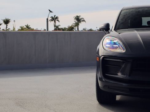 Certified 2025 Porsche Macan image 12
