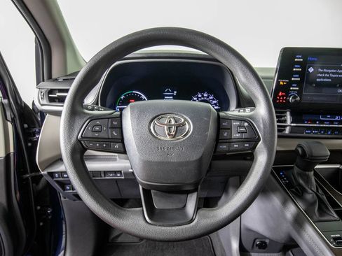 Used 2024 Toyota Sienna LE FWD image 19