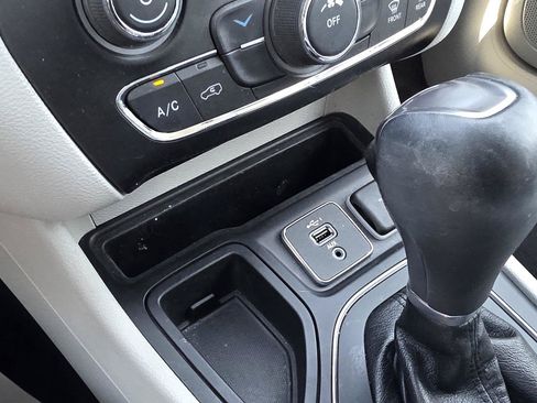 Used 2020 Jeep Cherokee Latitude Plus FWD image 18