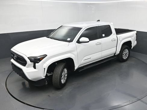 Used 2024 Toyota Tacoma SR5 AWD/4WD image 31