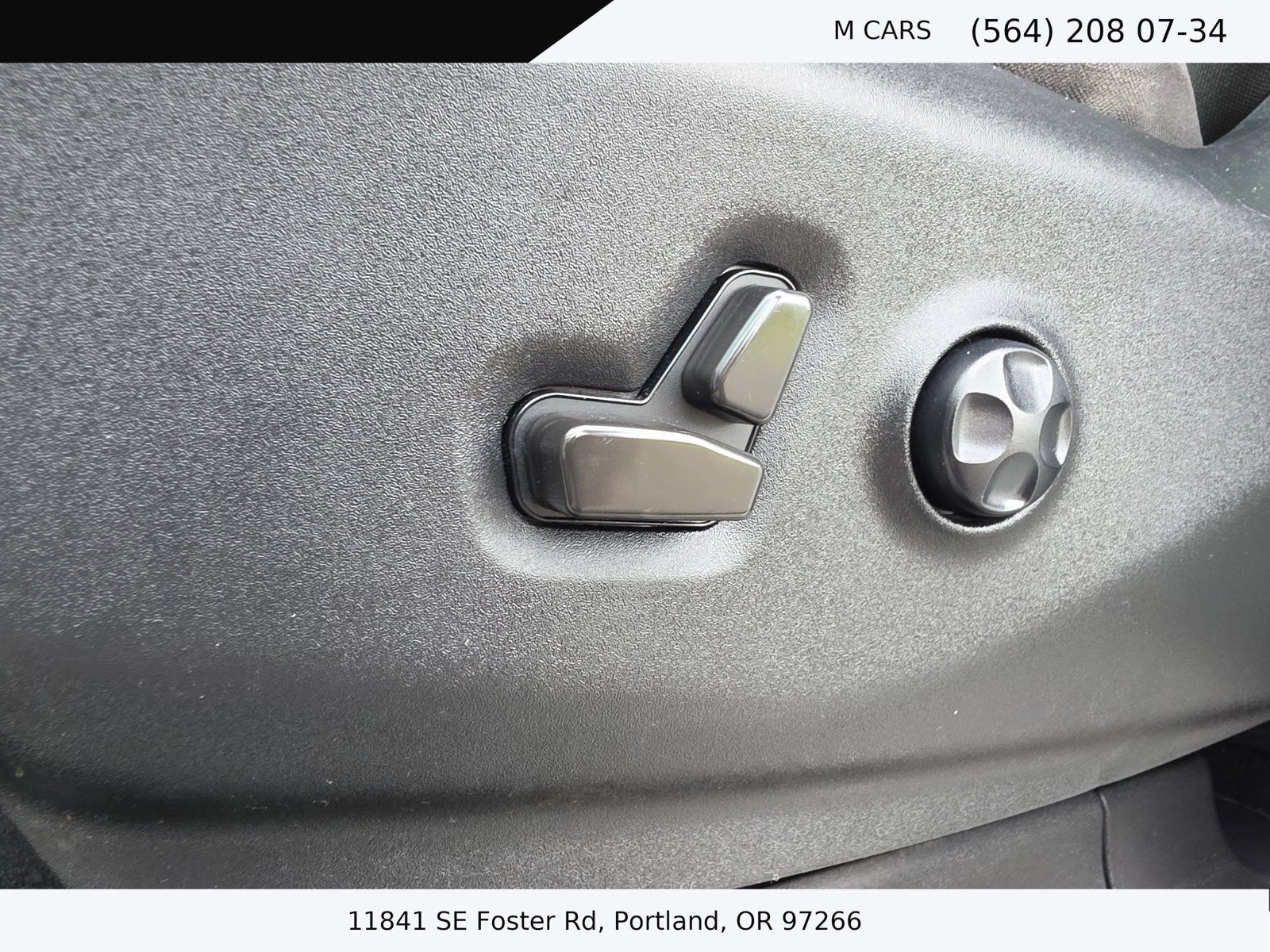 Used 2022 Chrysler Voyager LX FWD image 16