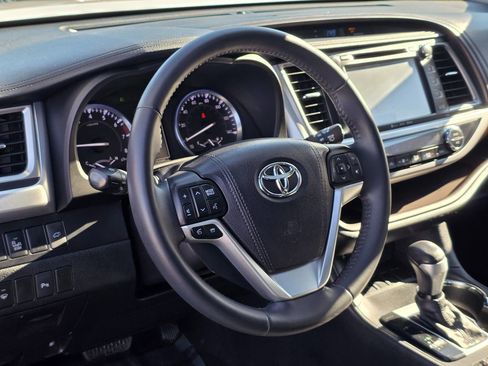 Used 2016 Toyota Highlander Limited image 17