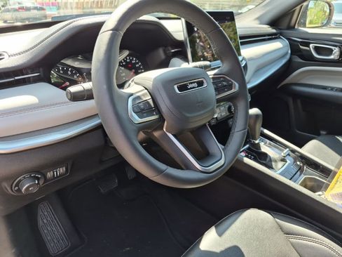 Used 2025 Jeep Compass Limited image 6