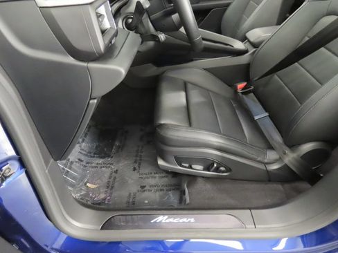 Certified 2025 Porsche Macan Electric RWD image 40