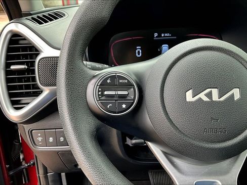 Used 2025 Kia Soul LX w/ LX Technology Package FWD image 11
