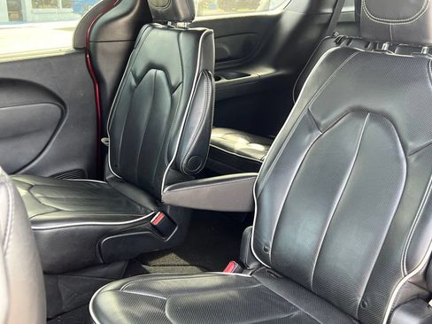 Used 2025 Chrysler Pacifica Limited FWD image 6