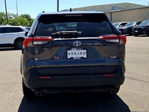 Used 2021 Toyota RAV4 XLE w/ Convenience Package FWD image 8