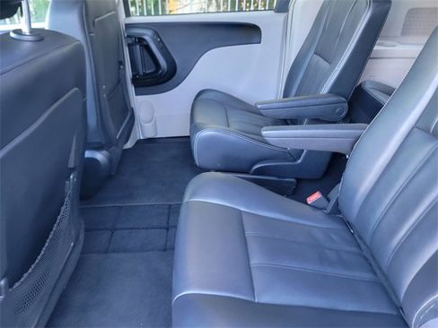 Used 2014 Chrysler Town & Country Touring image 12