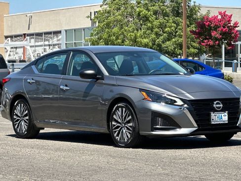 Used 2025 Nissan Altima 2.5 SV FWD image 9