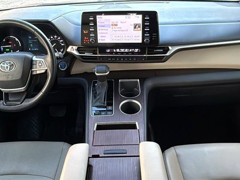 Used 2023 Toyota Sienna XLE image 17