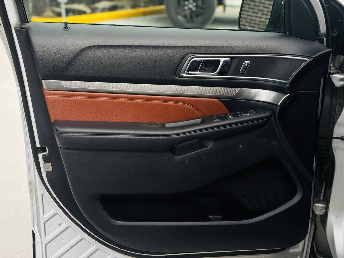 Used 2019 Ford Explorer XLT w/ Equipment Group 202A AWD/4WD image 32