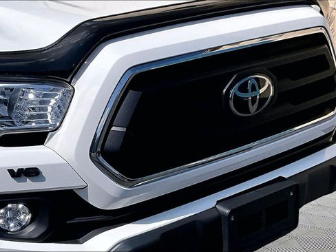 Used 2022 Toyota Tacoma SR5 w/ Technology Package RWD image 30