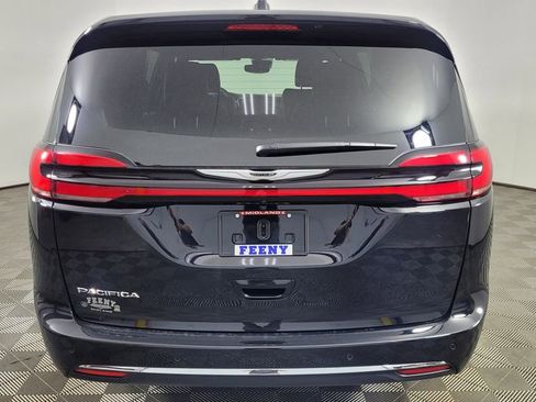New 2026 Chrysler Pacifica Select image 6