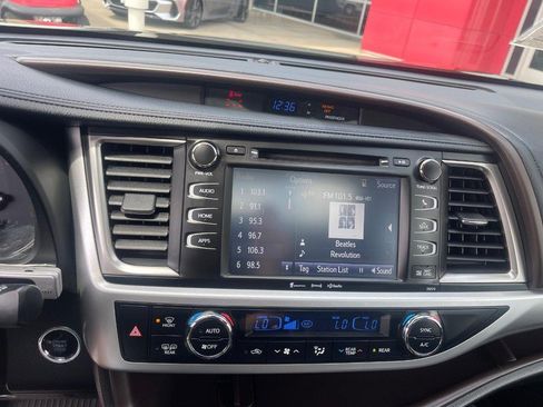 Used 2018 Toyota Highlander XLE AWD/4WD image 31