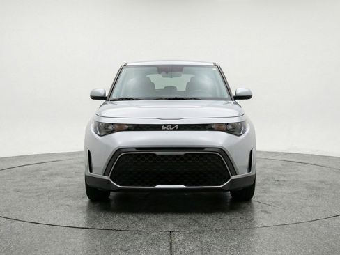 Used 2025 Kia Soul LX w/ LX Technology Package FWD image 2