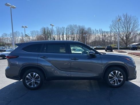 Used 2024 Toyota Highlander XLE image 4