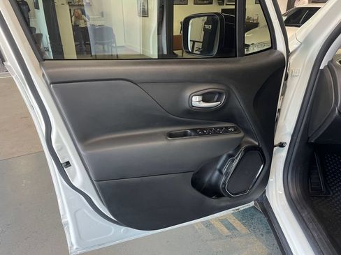 Used 2023 Jeep Renegade Altitude w/ Sun/Sound Group AWD/4WD image 28