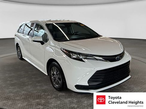 Used 2024 Toyota Sienna LE AWD/4WD image 3