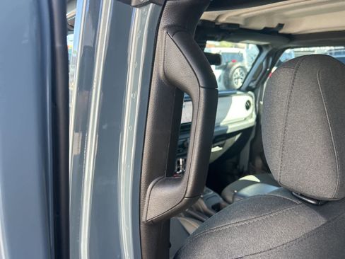 Used 2025 Jeep Wrangler Willys image 36