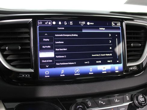 Used 2024 Chrysler Pacifica Touring-L FWD image 21