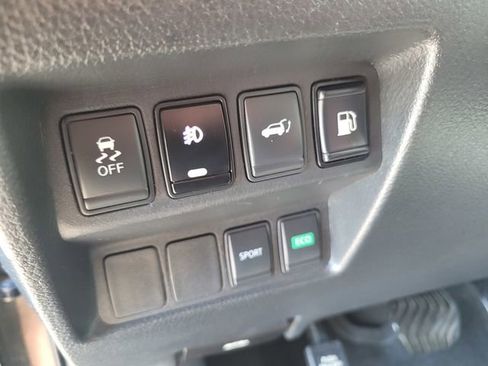 Used 2018 Nissan Rogue SV image 19